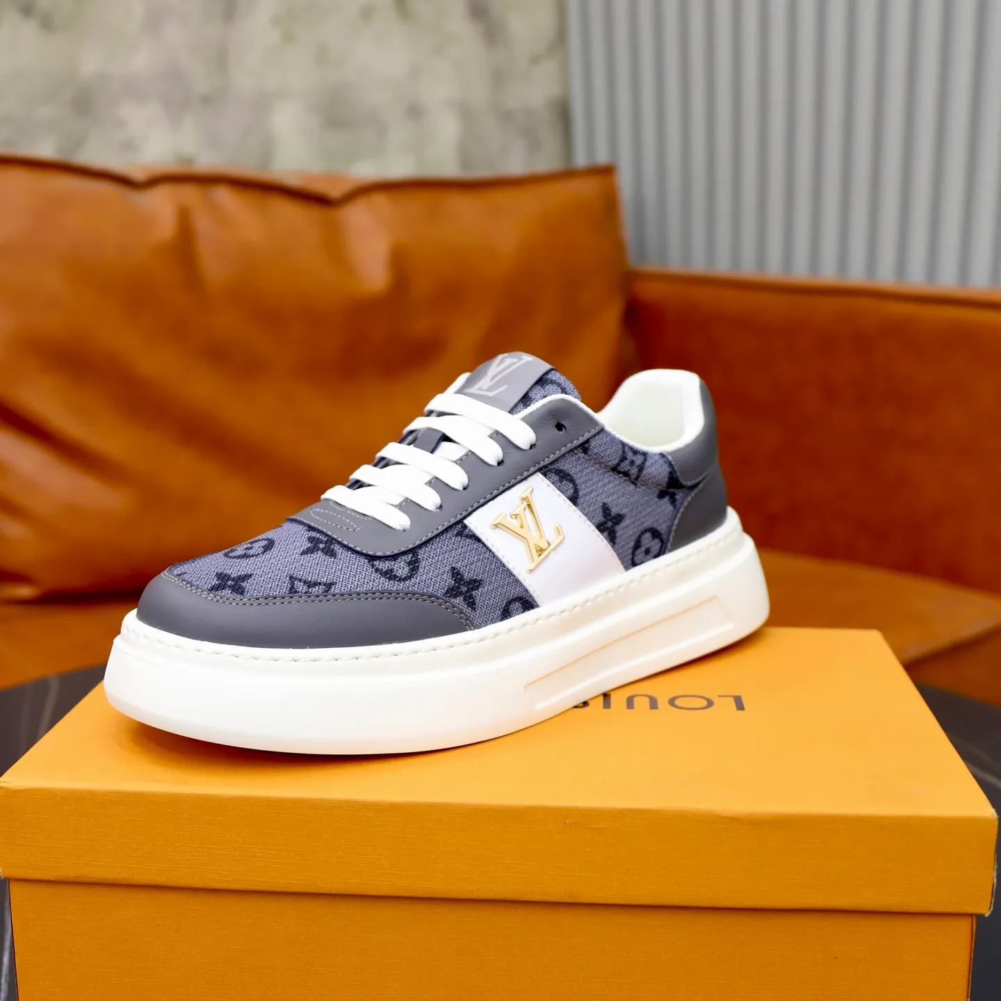 Ex-factory price: 420💰🙅‍♂️🙅‍♂️🙅‍♂️ Brand: LV Louis Vuitton Standard code: 38-44 (45 customized) Grade: Same as the official website Material: Original cowhide splicing fabric Comfortable cowhide lining Increased lightness, wear-resistant and soft outsole Style category: Men's fashionable casual shoes Running sneakers Distinguished luxury brand elements Top luxury Color: actual picture color